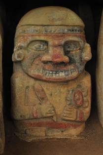 Os únicos tótens de pedra coloridos em San Agustín, na Colômbia